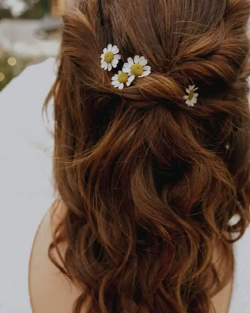 Opgestoken haar met bloemetjes